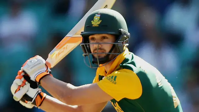 روسو نے ایک مرتبہ پھر جارحانہ بلے بازی کی اور دو چھکوں اور چار چوکوں کی مدد سے نصف سنچری بنائی