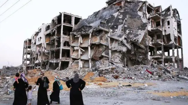 د آکسفام ټولنې د بشري مرستو مرستیال مشر شاهین شوغتای ویلي، د غزې د بیارغونې د ځنډ اصلي لامل بندیزونه دي.