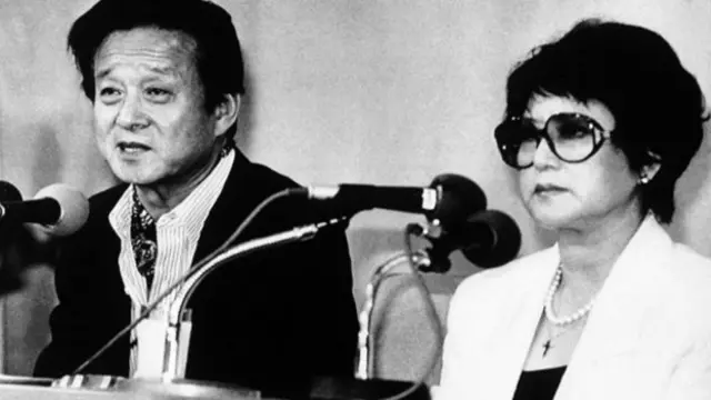 Kaçırılan yönetmen ile film yıldızı, kurtulduktan sonra düzenledikleri basın toplantısında.