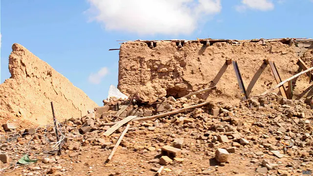 سیمه کې ګام پر ګام ځمکني ماینونه تر ټولو ستر ګواښ دی؛ ځکه نو د افغان پوځیانو لسګونه زغره وال ګاډي د جګړې په ساحه کې د پاخه سړک پر سر ولاړ دي.