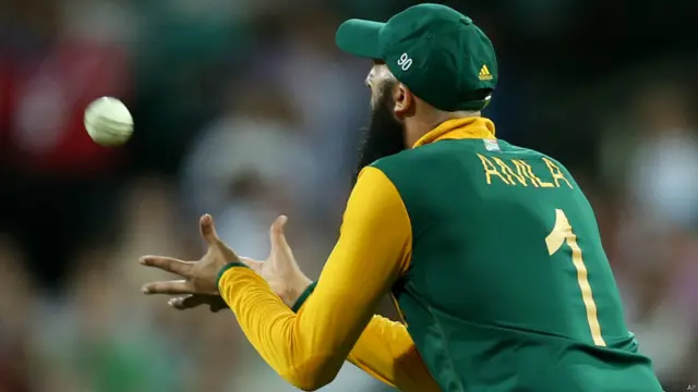 اس میچ میں جنوبی افریقہ کی ٹیم نے عمدہ فیلڈنگ کی اور فیلڈروں نے کئی مشکل کیچ پکڑے۔