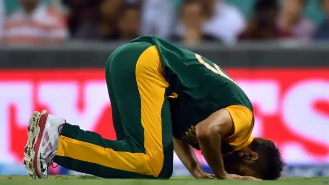 جنوبی افریقہ کے پاکستانی نژاد لیگ سپنر عمران طاہر 45 رنز دے کر پانچ وکٹیں لینے کے بعد سجدہ ریز ہوگئے۔