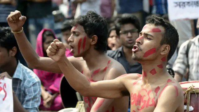 شماری از دانشجویان بنگلادشی در اعتراض به قتل وبلاگ‌نویس سکولار تجمع کردند