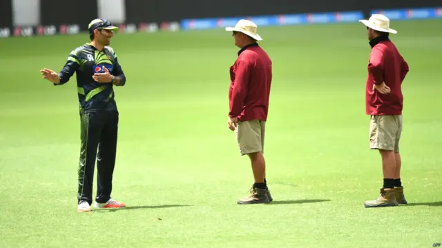 پاکستان کی ٹیم نے ابھی تک دو میچ کھیلے ہیں اور اسے دونوں میچوں میں بھارت اور ویسٹ انڈیز سے شکست کا سامنا کرنا پڑا۔ تربیتی سیشن سے قبل کپتان مصباح الحق گراؤنڈ کے عملے سے بات چیت کرتے دکھائی دیے۔