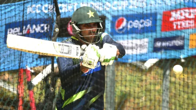 کپتان مصباح الحق بھی نیٹ پریکٹس کرتے رہے۔ سنیچر کو ویسٹ انڈیز سے 150 رنز سے شکست کے بعد مصباح نے کہا تھا کہ اب پاکستانی ٹیم ایک دوراہے پر کھڑی ہے۔