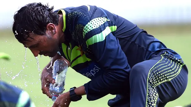 جمعرات کو پاکستانی بلے باز یونس خان پریکٹس کرتے دکھائی دیے تھے۔ اس ورلڈ کپ میں یونس خان کی کارکردگی ناقص رہی ہے اور ان کی ٹیم میں شمولیت پر سوال اٹھ رہے ہیں۔