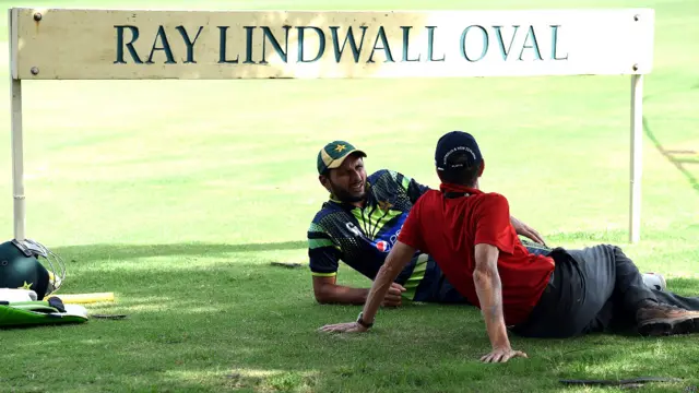 شاہد آفریدی پریکٹس سیشن کے دوران اپنی باری سے پہلے گراؤنڈ کے عملے سے گفتگو کر رہے ہیں۔پاکستانی کرکٹ ٹیم کے سابق کپتان رمیز راجہ کا کہنا ہے کہ ورلڈ کپ میں مسلسل دو میچوں میں شکست کے بعد پاکستانی ٹیم نے کوارٹر فائنل تک رسائی کو اپنے لیے مشکل بنا دیا ہے۔