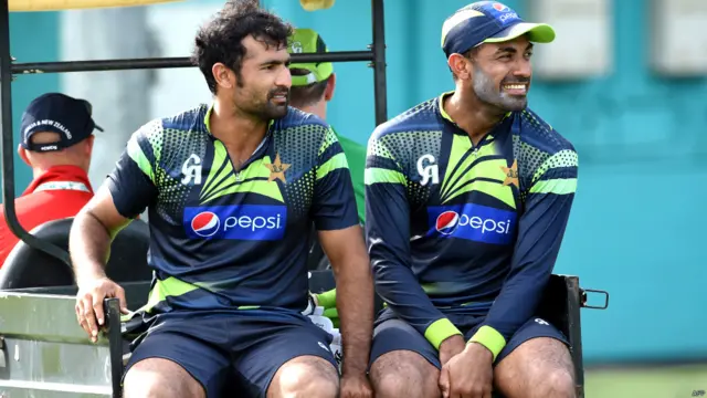 پاکستانی ٹیم کے دو مرکزی باؤلر سہیل خان اور رہاب ریاض پریکٹس سے پہلے گالف کار میں سٹیڈیم کی سیر کر رہے ہیں۔