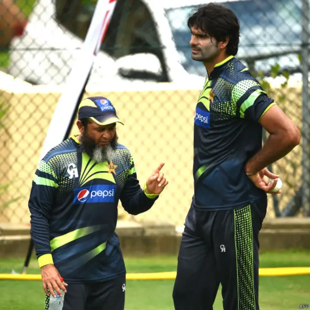 پاکستان کی بولنگ کوچ مشتاق احمد فاسٹ بولر محمد عرفان کو پریکٹس کے دوران ہدایات دیتے ہوئے۔ ورلڈ کپ کے پہلے دونوں میچوں میں بیٹنگ کے علاوہ بولنگ کے شعبے میں بھی پاکستانی ٹیم موثر کارکردگی نہیں دکھا سکی۔