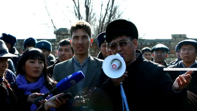 Катышуучулар "Адамдарды итке теңебегиле!", "Эшекти сойгондор жазалансын!" деп кыйкырып турушту