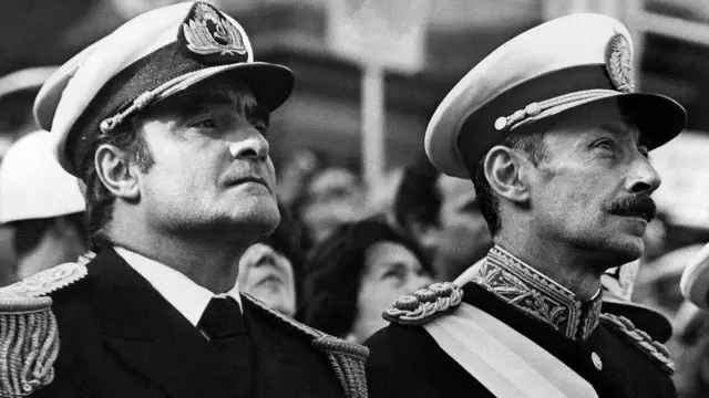 Dan pada 2012, Videla (kanan) dijatuhi hukuman 50 tahun pidana penjara karena terbukti mengetahui penculikan secara sistematis ratusan bayi dari tahanan politik sayap kiri