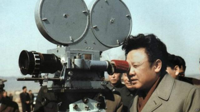 Kim Jong-il mirando por una cámara