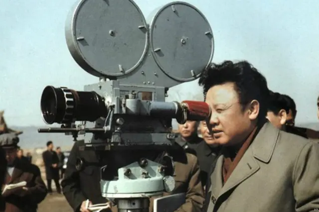 Ông Kim Jong Il nổi tiếng là đam mê nghệ thuật điện ảnh, có bộ sưu tập phim khổng lồ, và rất hào phóng trong việc chi tiền đào tạo các đạo diễn phim