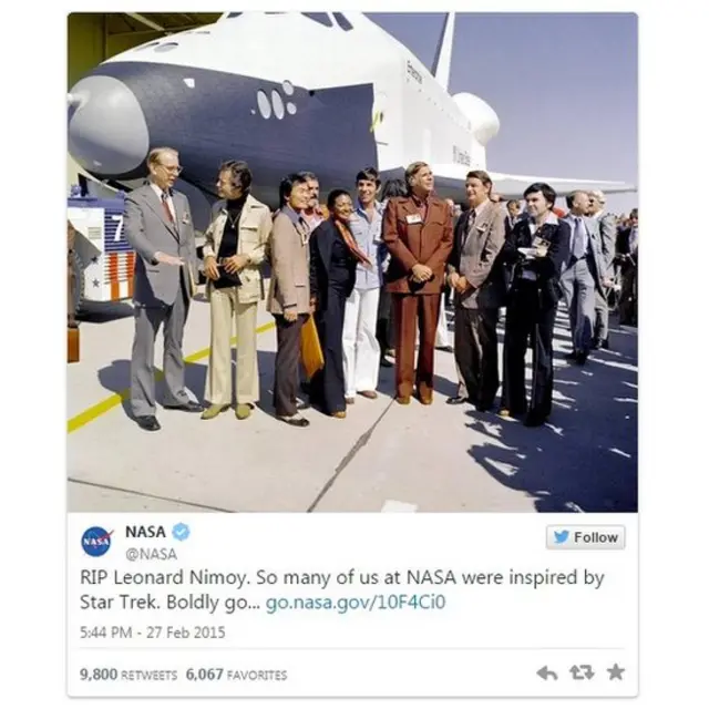 امریکی خلائی تحقیق کے ادارے ناسا نے ٹویٹ کی جس میں وہ ایک خلائی شٹل کی نقل کے سامنے کھڑے ہوئے تھے