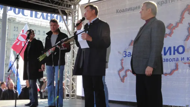 Немцов на оппозиционном митинге в 2010 году