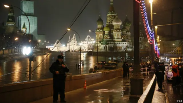 当时，在一名女子的陪伴下，涅姆佐夫正走在克里姆林宫附近的卡梅尼桥上。