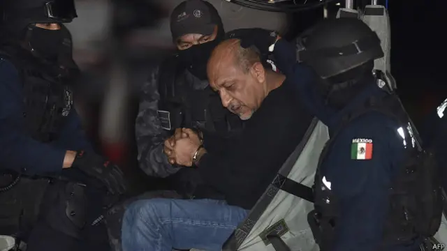 Las autoridades mostraron a "La Tuta" tras explicar los detalles de su detención.