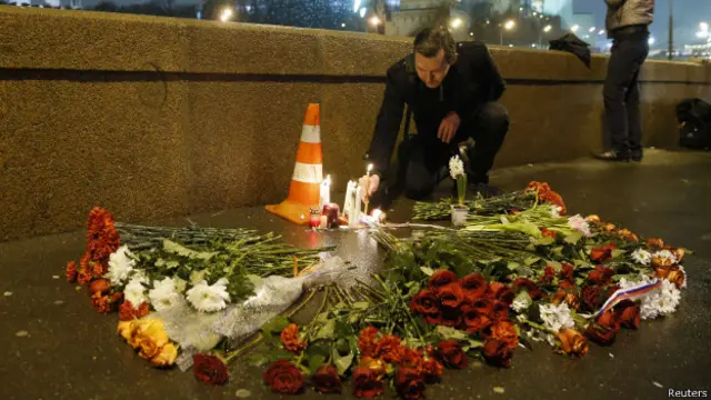 К месту гибели Бориса Немцова с ночи несут цветы