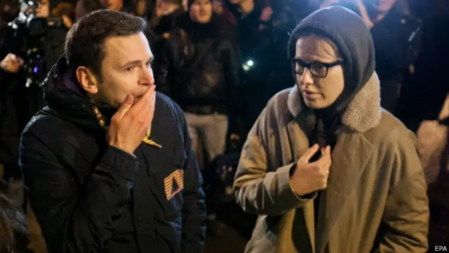 Одним из первых на месте преступления оказался оппозиционный политик Илья Яшин. Рядом с ним - Ксения Собчак