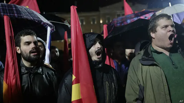 Miembros del partido Comunista protestaron este viernes frente al Parlamento de Atenas.