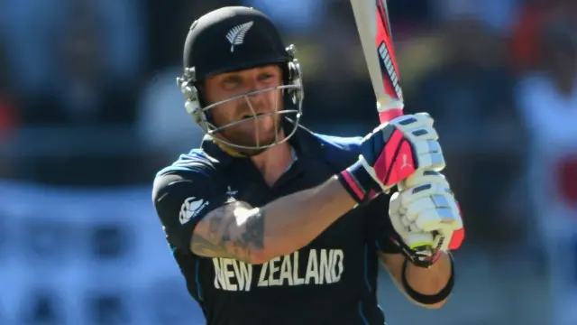 میککلم نے 21 گیندوں پر سات چوکوں اور تین چھکوں کی مدد سے نصف سنچری مکمل کی۔