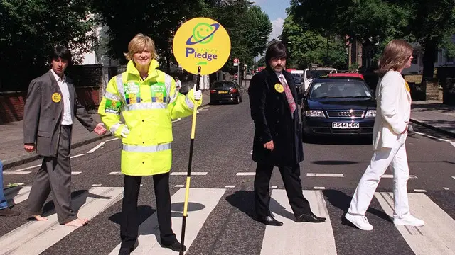 یہ رضا کار لوگوں کی سڑک پار کرنے میں مدد کرتے ہیں اور بھیڑ کو حظ فراہم کرتے ہیں