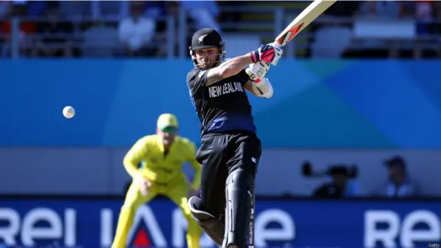 152 رنز کے ہدف کے تعاقب میں نیوزی لینڈ کے کپتان برینڈن میککلم نے ایک اور جارحانہ نصف سنچری بنائی۔ انھوں نے آؤٹ ہونے سے قبل سات چوکوں اور تین چھکوں کی مدد سے 21 گیندوں پر 50 رنز بنائے جو کہ ورلڈ کپ میں تیسری سب سے تیز نصف سنچری ہے۔