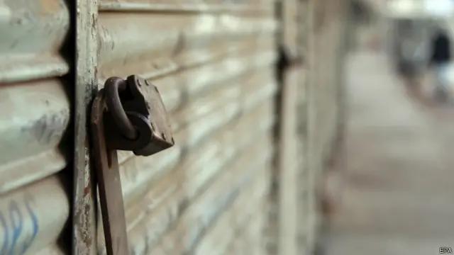 جب ایم کیو ایم ہڑتال کا اعلان کرتی ہے تو کراچی کی سڑکیں سنسان ہو جاتی ہیں اور تمام شہر ایک جگہ تھم کر رہ جاتا ہے