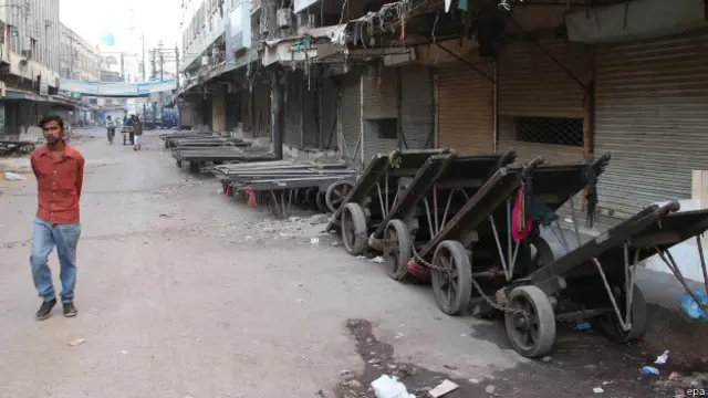 شہر میں جزوی طور پر کاروباری مراکز اور دکانیں بند رہیں جبکہ سڑکوں پر بھی ٹریفک معمول سے کافی کم رہا