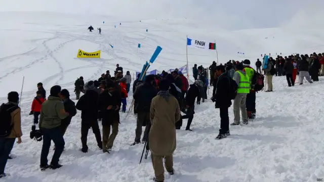 په دغو لوبو کې س حسین جادي دویم او شاه اغا دریم ځای خپل کړ. په افغانستان کې د سکي لوبې مینه وال ورځ تر بلې ډیریږي او ټاکل شوې سبا د شنبې په ورځ د سکي د میرمنو لوبډله په دغو لوبو کې ګډون وکړي.