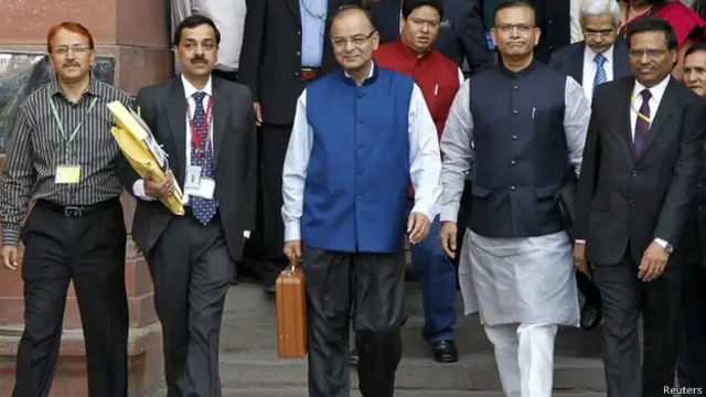 印度财长宣布为基础设施建设增加开支，以促进经济发展。