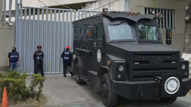 غوميز عمل مدرسا في بداية حياته ثم تاجر ماريجوانا قبل الانضمام لعصابة كبيرة وانشق لتأسيس عصابة فرسان الهيكل