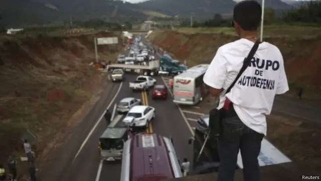 الحكومة المكسيكية تعرضت لانتقادات كبيرة لفشلها في محاربة عصابات المخدرات رغم تكوين لجان شعبية مسلحة 