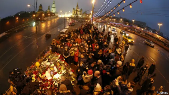 人们聚集到涅姆佐夫遇刺的现场献花致敬