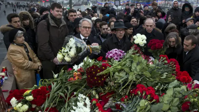 شماری از سفیران و مقام‌های اروپایی حاضر در مسکو با اهدای دسته گل یاد بوریس نمتسوف را گرامی داشتند