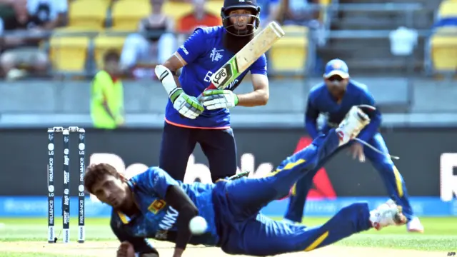 نیوزی لینڈ کے شہر ویلنگٹن میں کرکٹ ورلڈ کپ کے پول اے کے میچ میں انگلینڈ نے ٹاس جیت کر سری لنکا کے خلاف پہلے بیٹنگ کرنے کا فیصلہ کیا۔