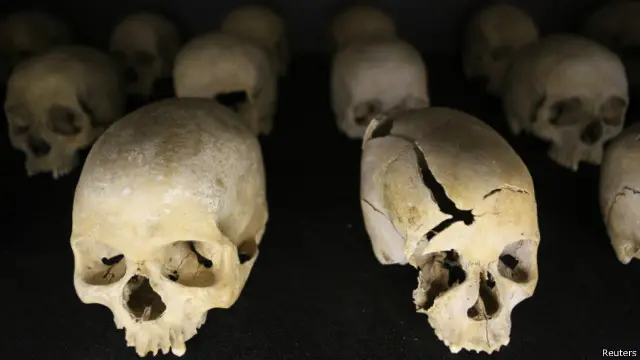 قتل حوالى 800 الف من التوتسي والهوتو الرافضين للقتل الجماعي على ايدي ميليشيات الهوتو خلال 100 يوم من الإبادة الجماعية.