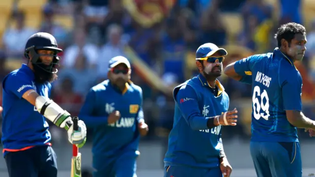 انگلینڈ کو پہلا نقصان 62 رنز کے مجموعی سکور پر اٹھانا پڑا جب معین علی کو میتھوز نے آؤٹ کیا۔ معین نے 26 گیندوں میں 15 رنز بنائے۔