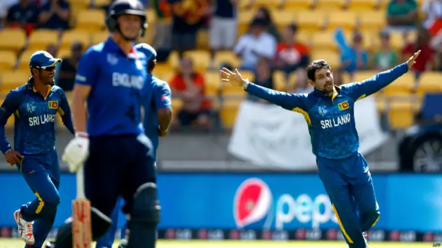 سری لنکا کو دوسری کامیابی دلشان نے دلوائی جب انھوں نے اپنی ہی گیند پر گیری بیلینس کا کیچ پکڑا۔ گیری صرف چھ رنز بنا سکے۔