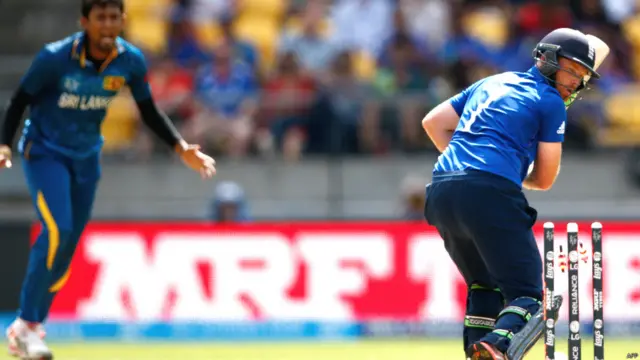 انگلینڈ کی جانب سے عمدہ بیٹنگ کرنے والے بیل 54 گیندوں میں 49 رنز بنا کر آؤٹ ہوئے۔ انھوں نے سات چوکے مارے۔ ان کو لکمل نے بولڈ کیا۔