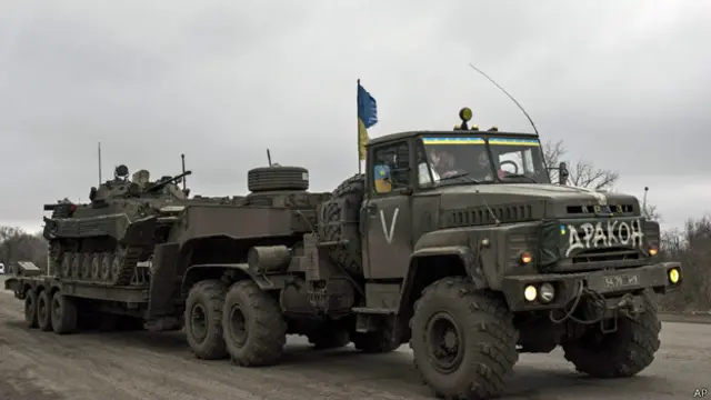 قال الجيش الأوكراني إنه قد أكمل المرحلة الأولى من عملية سحب الأسلحة الثقيلة