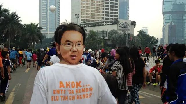 Salah-satu dukungan itu ditunjukkan seorang warga yang mengenakan topeng Ahok.