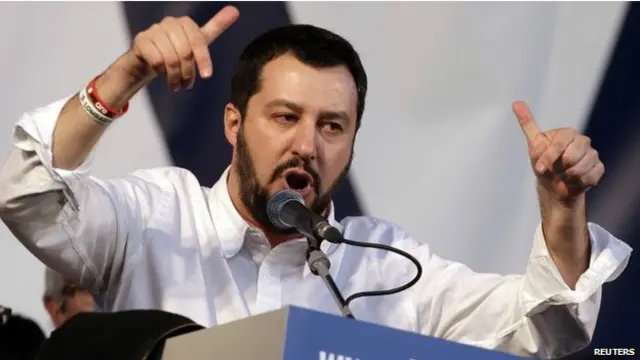 ریلی سے خطاب کرتے ہوئے سالوینی نے کہا: ’مسئلہ رینزی نہیں ہے، رینزی تو پیادہ ہے، رینزی چند بے نام لوگوں کا ایک گونگا غلام ہے جو ہماری زندگی کو برسلز سے کنٹرول کرنا چاہتے ہیں‘