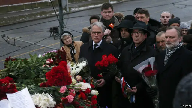 Các nhà ngoại giao các nước đến đặt hoa tại nơi ông Nemtsov ngã xuống