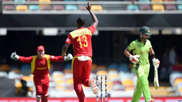 برسبین میں کھیلے جانے والے اس میچ میں پاکستان نے ٹاس جیت کر پہلے بلے بازی کرنے کا فیصلہ کیا لیکن پاکستانی اوپنرز ایک بار پھر ٹیم کو اچھا آغاز نہ دے سکے۔