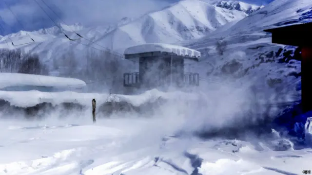 چارواکي وايي ځپل شویو خلکو ته د هوا له لارې مرستې رسوي خو وايي تر هغو چې سړکونه نه وي پاک شوي، د مرستو لړۍ به ټکنۍ وي.