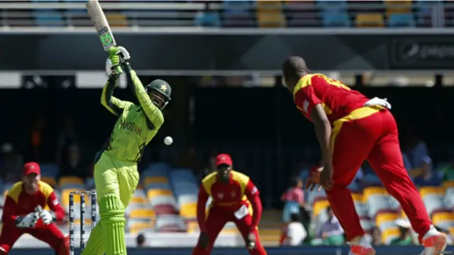 دوہرے نقصان کے بعد مصباح الحق اور حارث سہیل نے انتہائی محتاط انداز اپنایا اور انتہائی سست روی سے بلے بازی کی۔