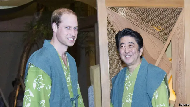 威廉王子和安倍晋三穿着日本夏季和服