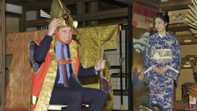 威廉王子身穿武士盔甲