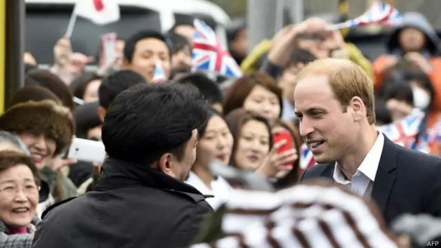 威廉王子访日期间与日本民众接触